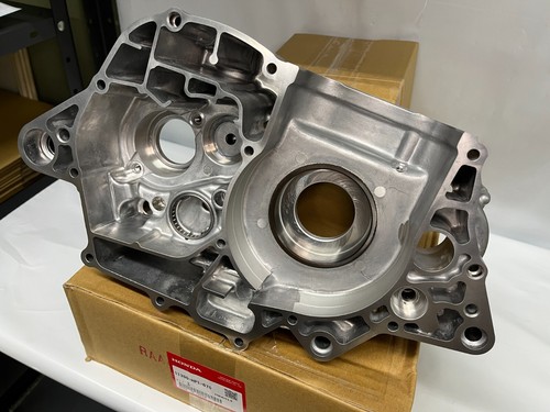 HONDA LEFT ENGINE CENTER CRANK CASE TRX450R TRX 450R 04-05 11200-HP1-670 OEM - Picture 4 of 7