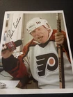 ODDBALL BASEBALL~SIGNED RICHIE ASHBURN(HOF) IN FLYERS FULL UNIFORM W/STICK