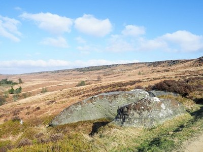 Foto 12x8 Pockenmarkierte Felsbrocken neben Weg Hathersage Stände Die Markierung c2018