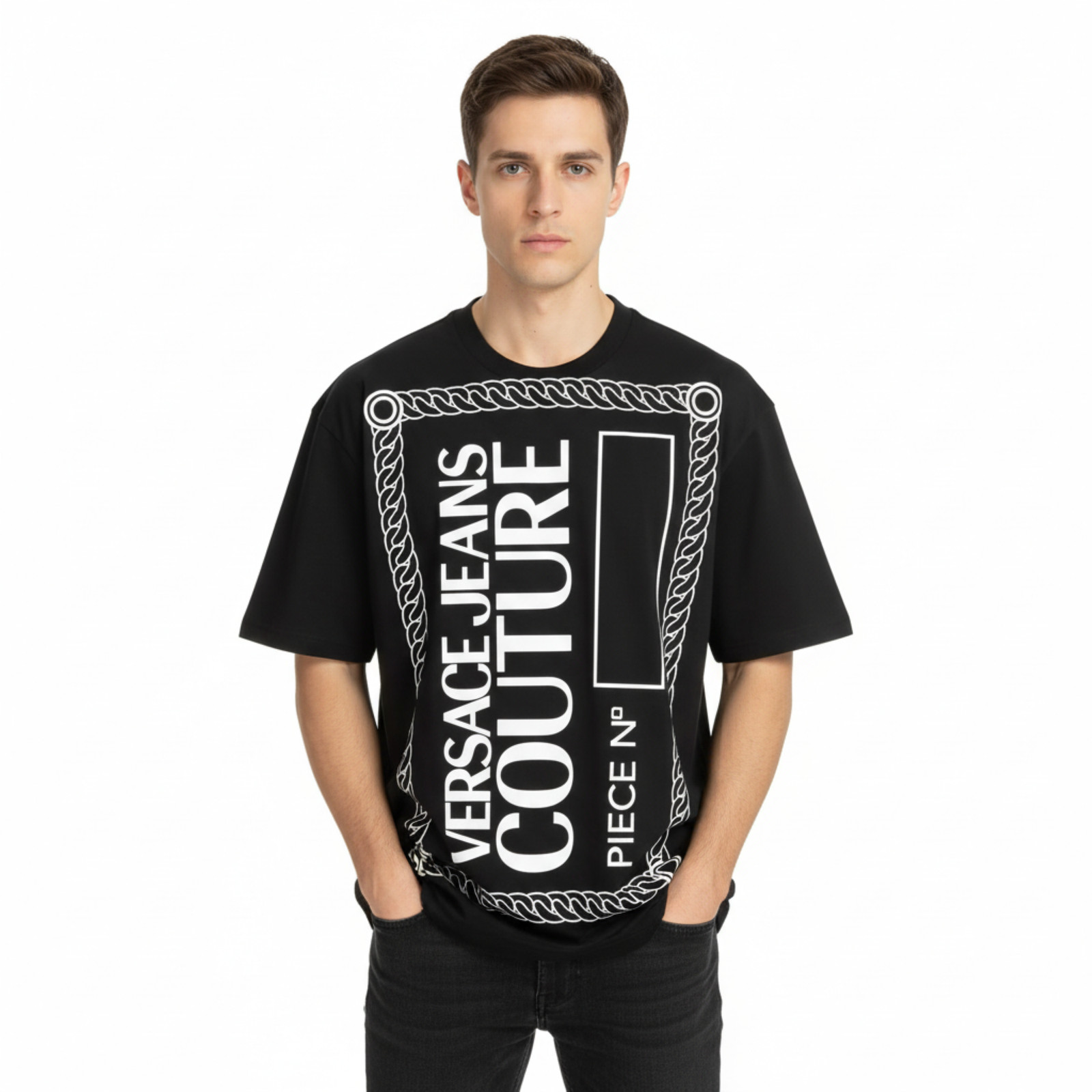 Черная футболка с графическим логотипом Versace Jeans Couture подчеркивающая стиль уличной одежды- 32190₽