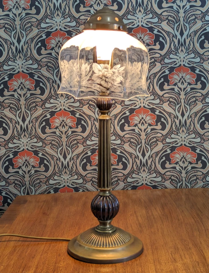 Lámpara de mesa victoriana del siglo XIX con movimiento estético de latón y cobre Foto 2 de 4