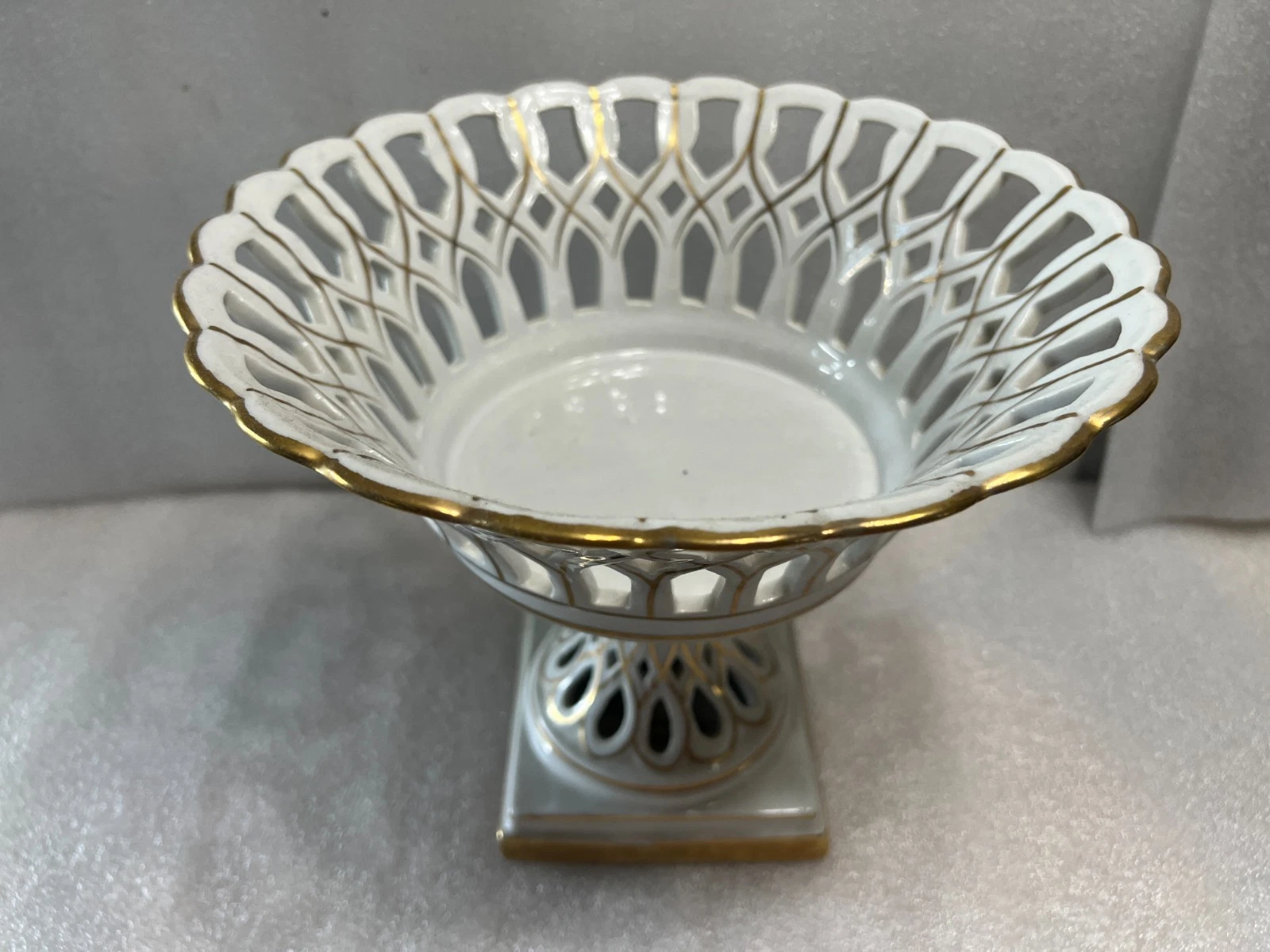 Vintage Regency Porcelain Reticulated Compote Pedestal Bowl White Gold Gilt 6333 - Picture 1 of 11