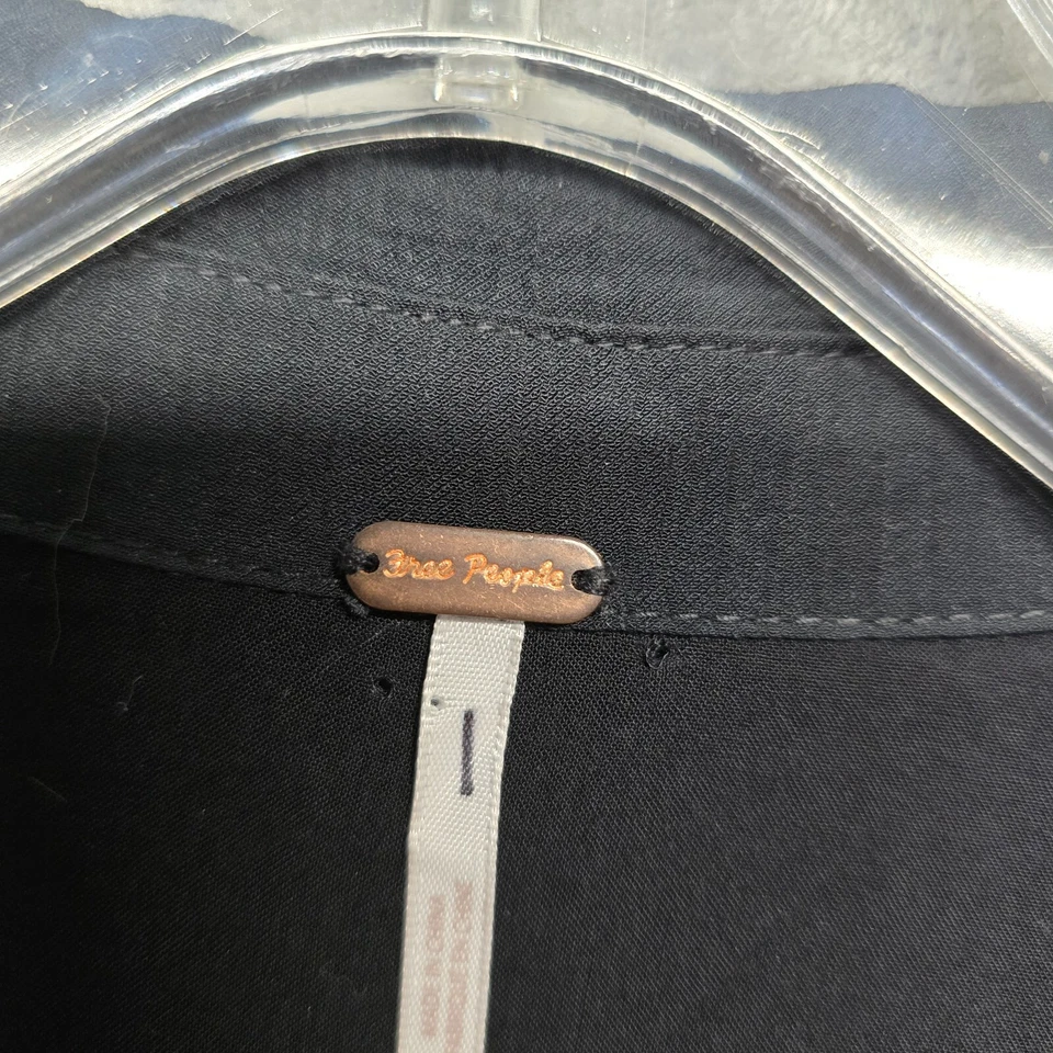 Mameluco Free People para mujer mediano negro Daria Beach arrugado envolvente forrado Foto 3 de 4