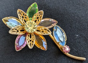 Colett-Open-Back-Prong-Set-Faceted-Pastel-Glass-Flower-Gold-Tone-Pin-Brooch