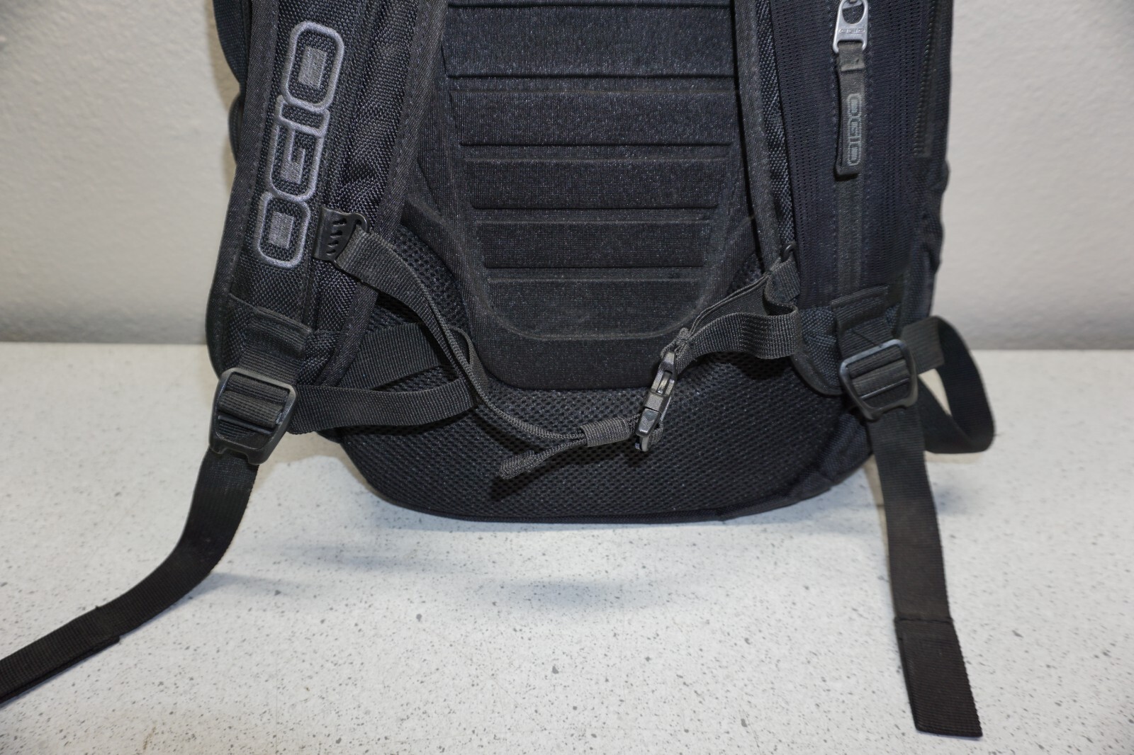 OGIO Backpack black 212 performance gloves - image 3