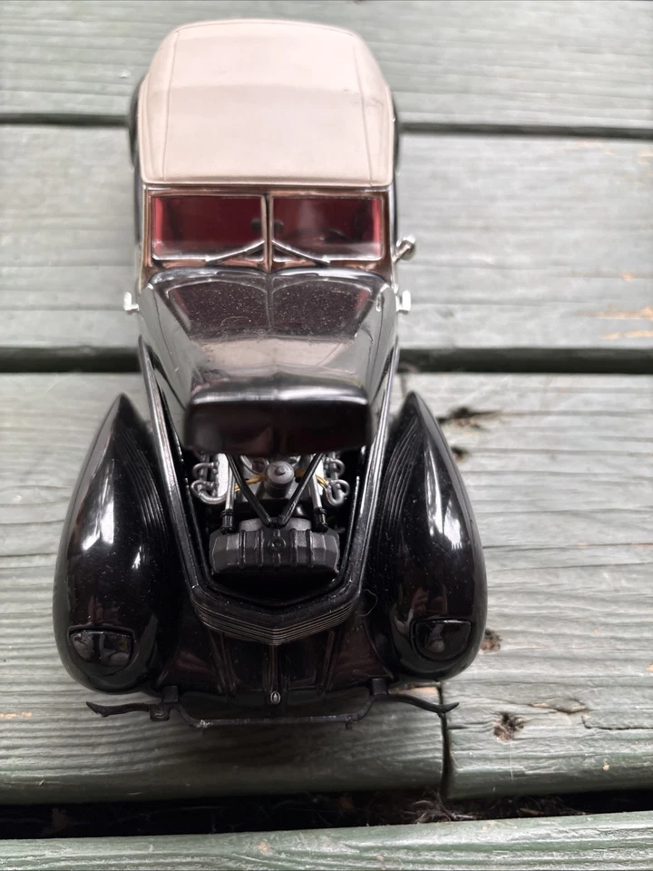 Signature Models 1937 Cord Supercharged Black Diecast Scale Model 1:18 - Image 4 of 4