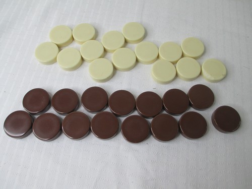 30 BACKGAMMON TEILE, 15 BRAUN, 15 CREME, ERSATZTEILE Lesen!