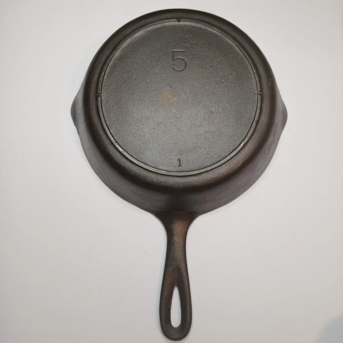 Vintage Lodge #5 3-notch 2 Spout cast-iron skillet (8") Old frying pan