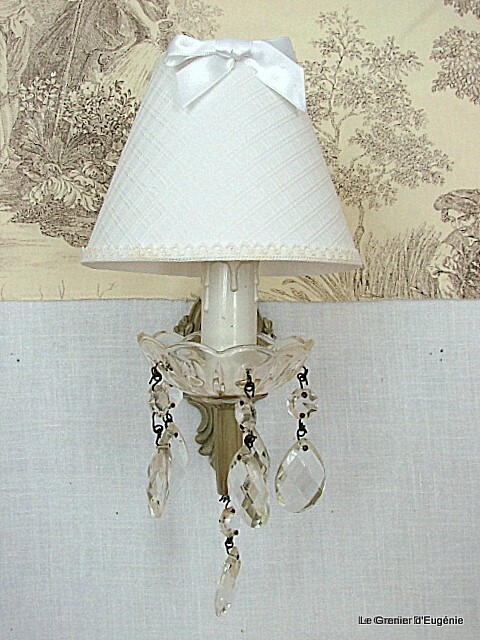 Applique murale bronze pampille style ancien luminaire patiné chic abat-jour blanc