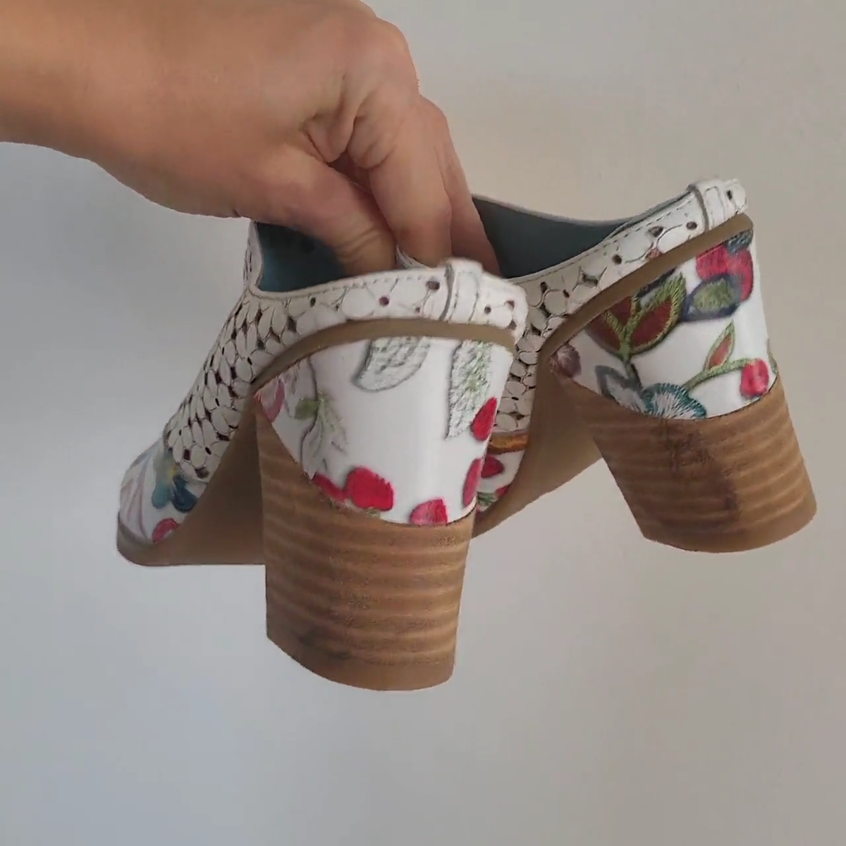 LAURA VITA France Heeled Mules White Leather Floral