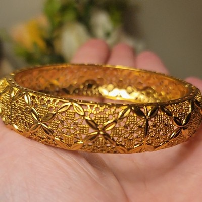 Schönes goldfarbenes 16 mm florales durchbrochenes 7,5'' Klemmarmband 