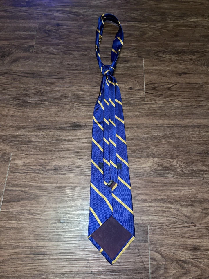 Corbata IZOD para Hombres Azul Marino Dorado Rayas 100% Seda Clásica Negocios Formal Corbata Foto 2 de 4