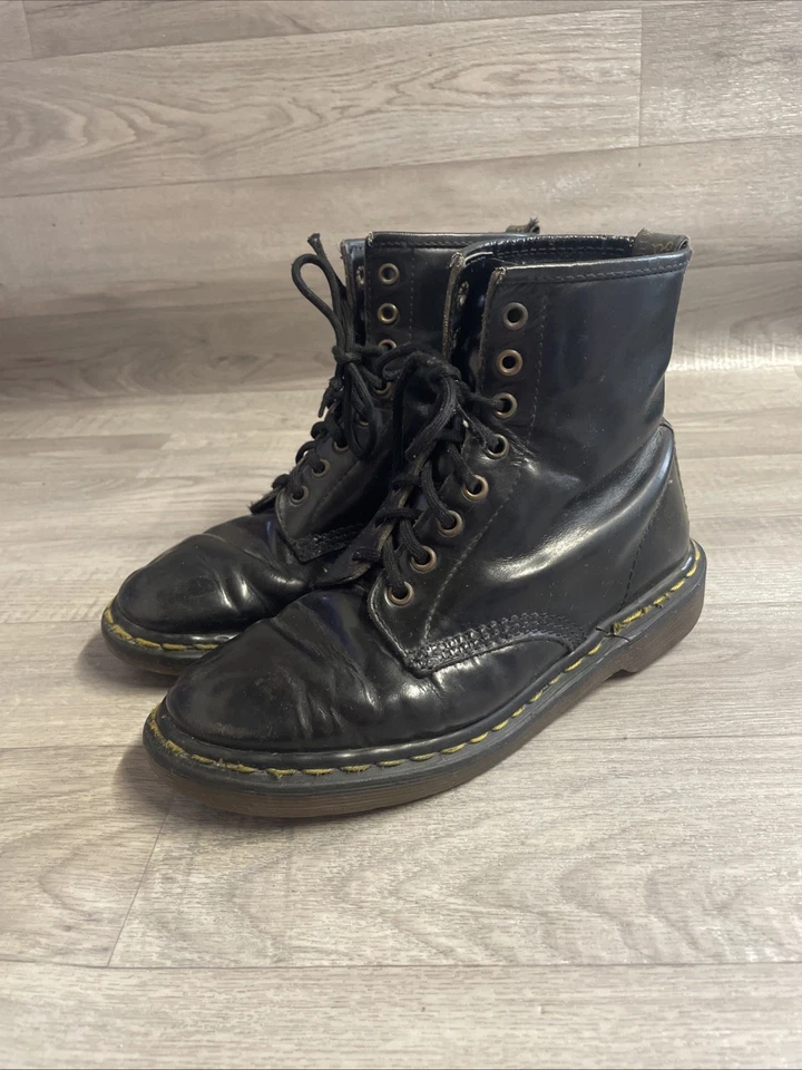 Dr Martens Air Wair Black Smooth Leather Boots Size UK-7 Mens The Original, photo 1 of 5
