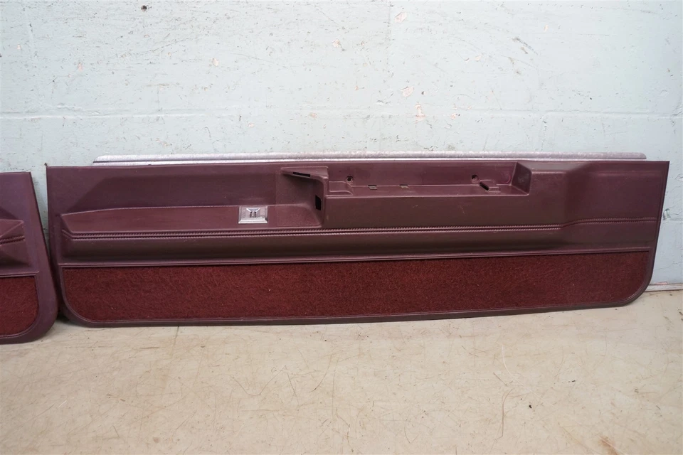 Oldsmobile Cutlass Brougham Borgoña 1981 1987 panel de puerta inferior derecho *G1 Foto 3 de 4