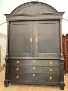 Antiker Kabinettschrank mit Säulen /Antiker Schrank aus dem Jahre Rund