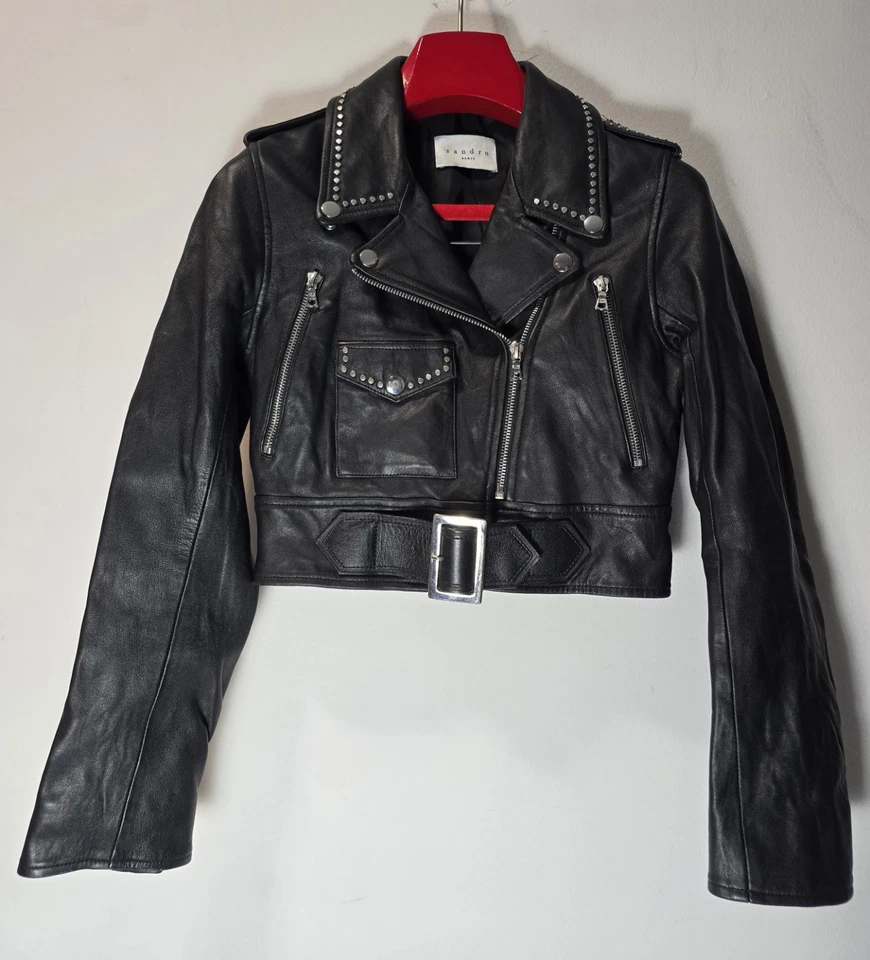 Chaqueta de motociclista Sandro de cuero negra con tachuelas para mujer talla S - recortada Foto 2 de 4