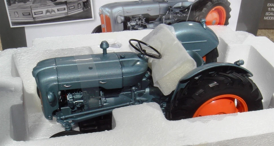 Трактор Universal Hobbies 1:16 Fordson Dexta Alexandra Palace 1957 UH5315 - Изображение 2 из 2