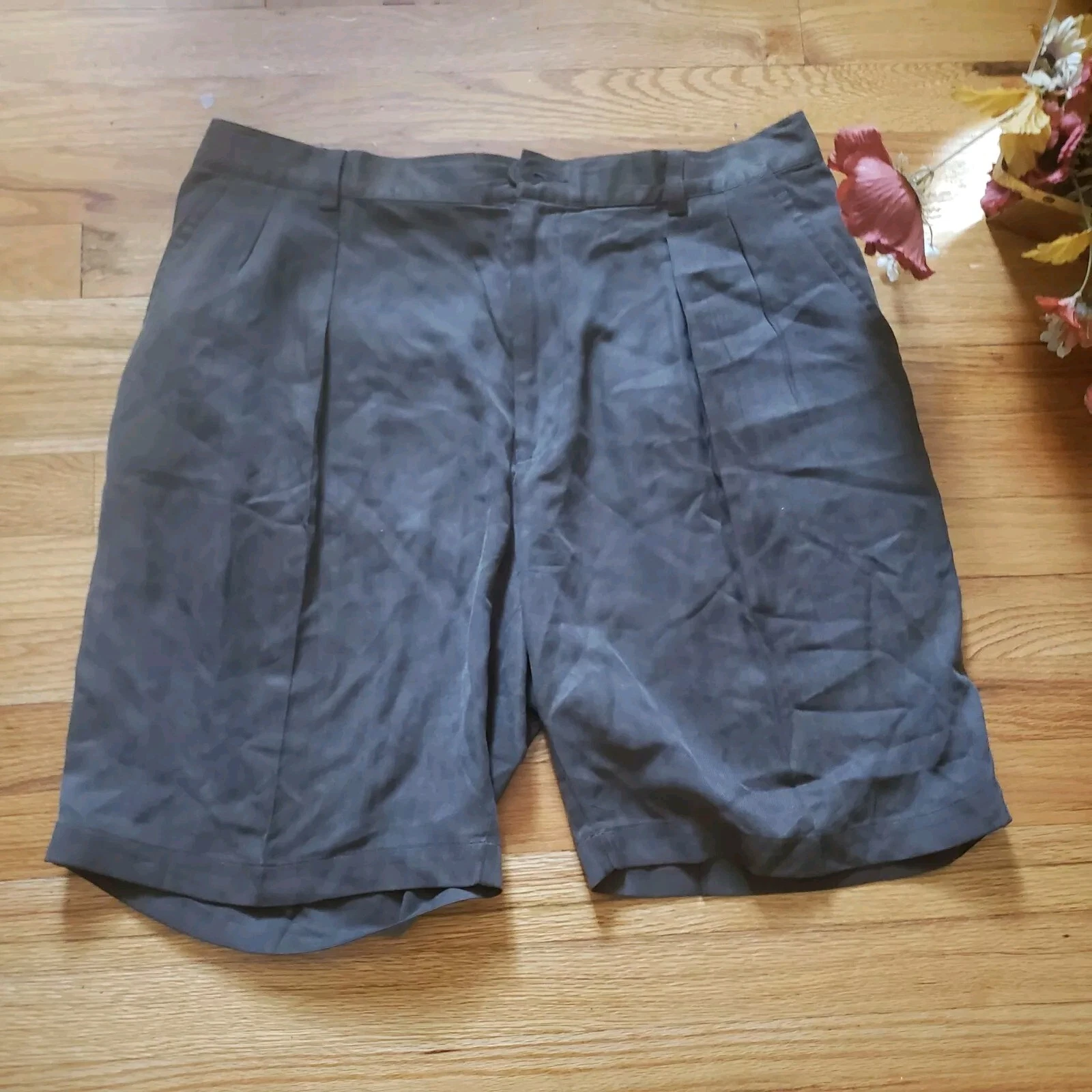 Tommy Bahama Shorts Mens 38 Green Pleated Golf 100% Silk W/ pockets Lightweight