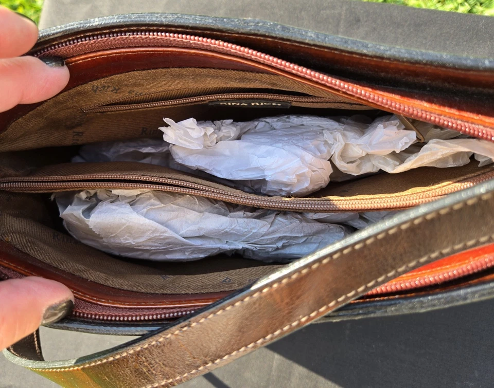 复古 RINA RICH 深巧克力原产地皮革肩带包 全新无标签 银色五金件 — 第 4/4 张图片