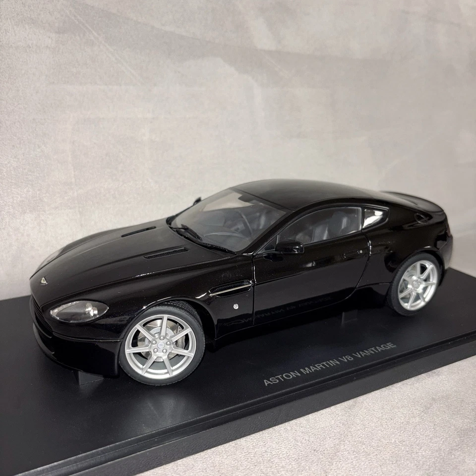 Aston Martin V8 Vantage Onyx Black 1:18 AUTOArt 1/18 70202 - Immagine 3 di 4