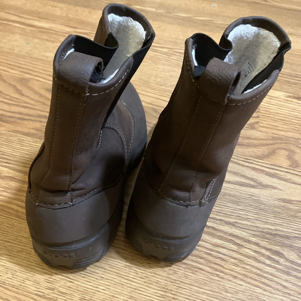 Crocs Greeley Botas de Cuero Sin Cordones Forradas Sherpa Para Hombres 9 Marrón Exterior Gorpcore Foto 3 de 4