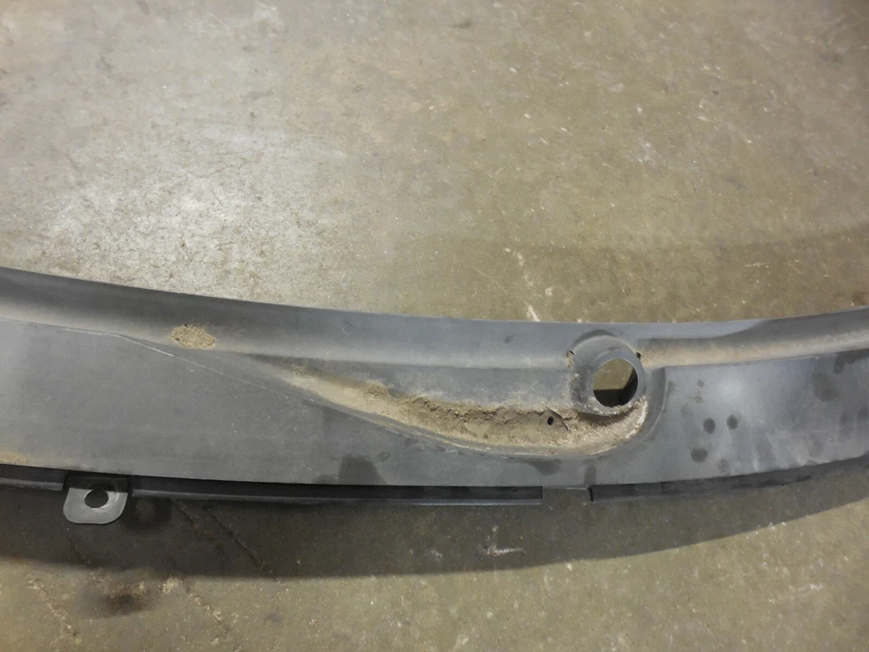 05-11 奥迪 A6 Quattro Cowl 雨盘 水偏转器 4F1819403 S6 — 第 4/4 张图片