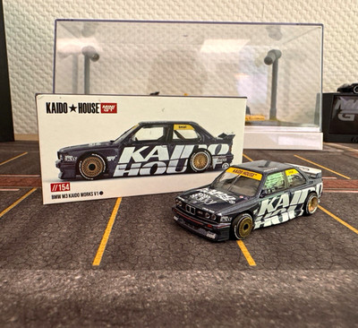 Kaido House Mini GT BMW M3 Kaido Works V1 1:64 Schwarz/Weiß/Gold KHMG154