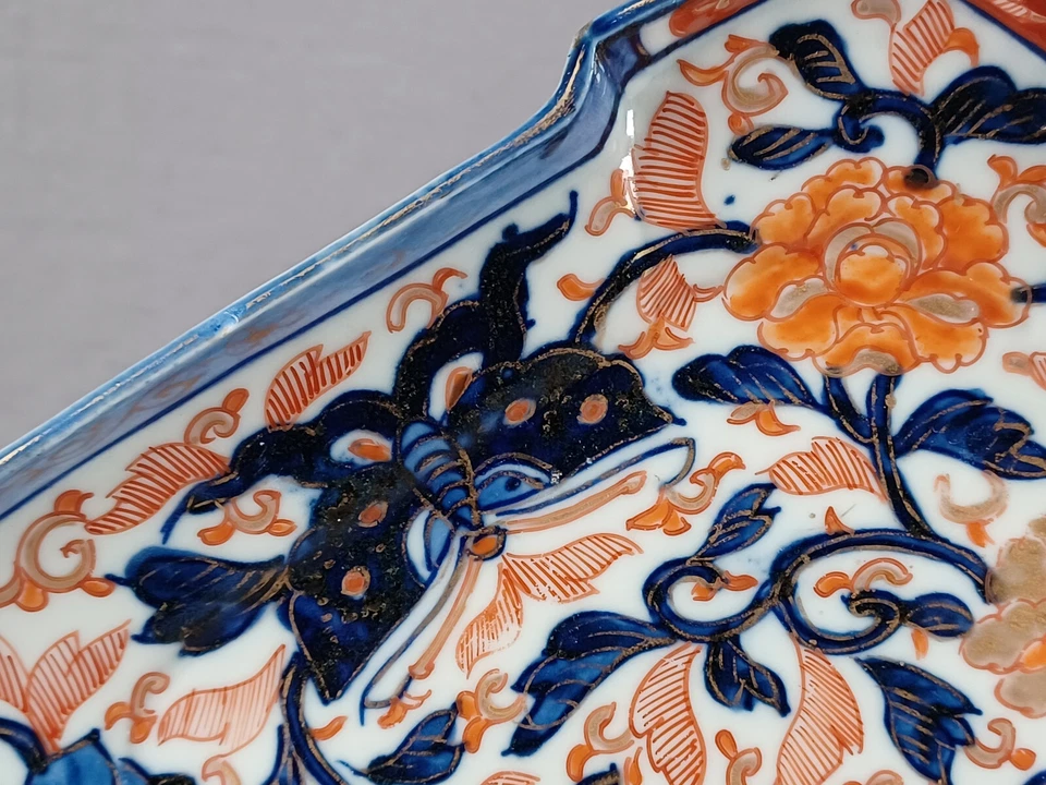 Plato floral y mariposa Imari japonés del siglo XIX pintado a mano rojo cobalto dorado Foto 3 de 4