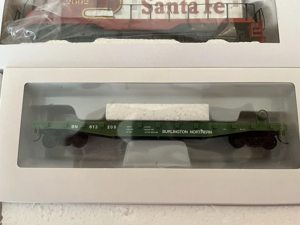 Walthers Trainline Ready For Fun Train Set 931-870 ATSF - Image 4 of 4