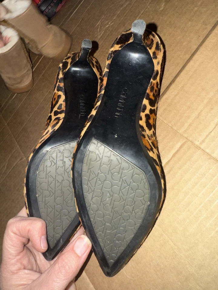 Bombas Calvin Klein com estampa de leopardo 9M cabelo de panturrilha superior preto bronzeado dedo do pé pontudo carreira - Imagem 4 de 4