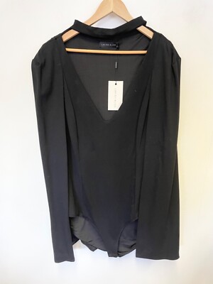 NEU MIT ETIKETT AUFWENDIG ALICE SCHWARZ V-AUSSCHNITT ÄRMELLOS BODY MIT CAPE OVERLAY TOP GRÖSSE 28