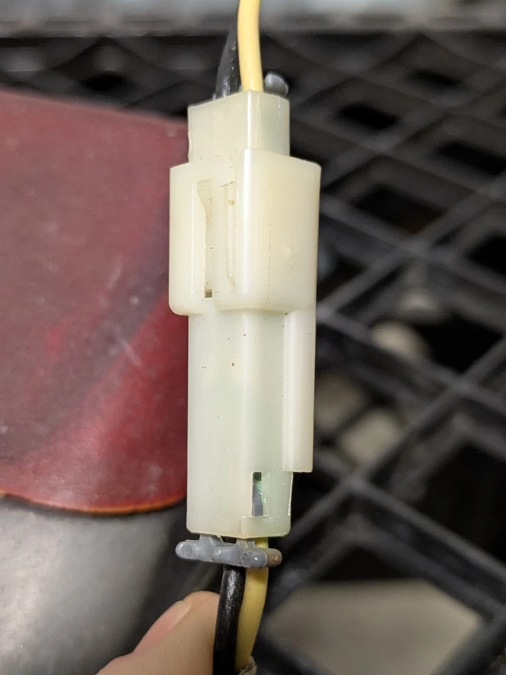 GMC Chevrolet G10, G15, G20, G25, G30, G35 1994-1996 tercera lámpara de freno usada Foto 3 de 4