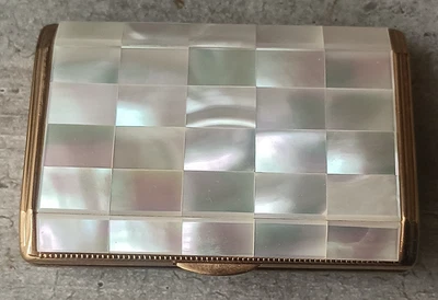 Poudrier à décor de nacre et son étui en velours - Photo 1/4