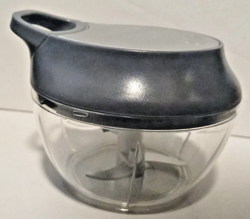 Mini Zerkleinerer / Gemüseschneider mit Zugseilmechanismus für Obst/Gemüse etc. - Bild 3 von 4