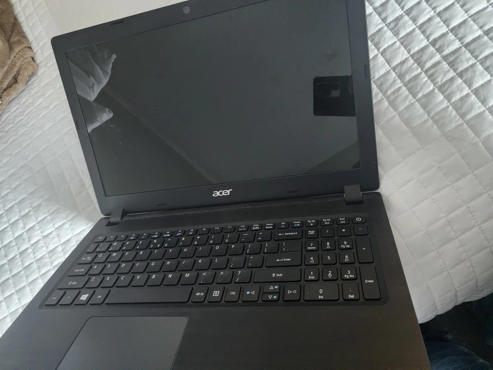 Ordenador Portátil Acer Para Piesa De Respuesta la laptop tiene cargador y funciona Foto 2 de 4