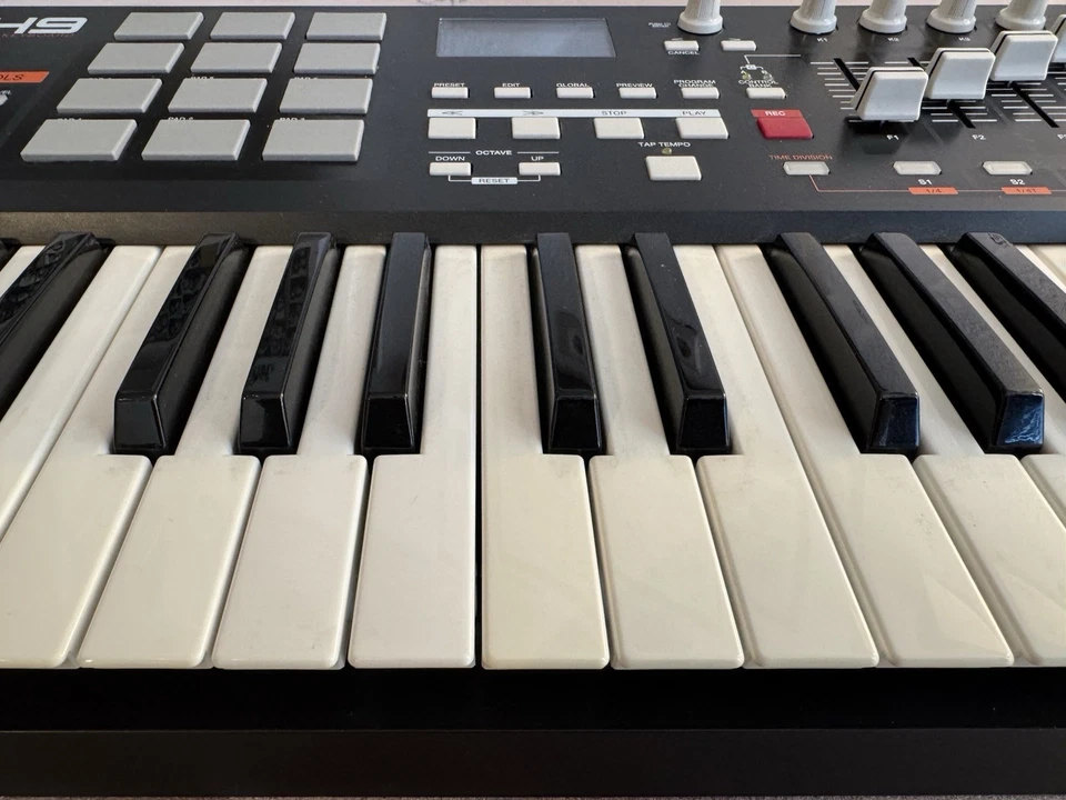 Akai Professional MPK49 USB/MIDI Keyboard Controller - Bild 4 von 4