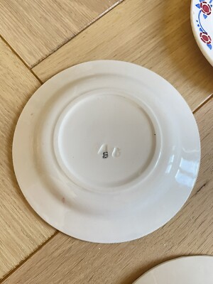 Partie De Dinette En Faïence - Décor Pochoir "Femme Au Chapeau" - Assiette Miniature