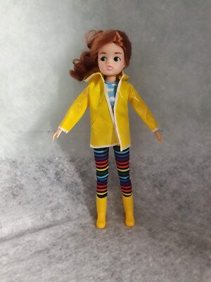 Sindy Kleidung Modepuppe Größe gelber Regenmantel / Mac Creatable World 1:6
