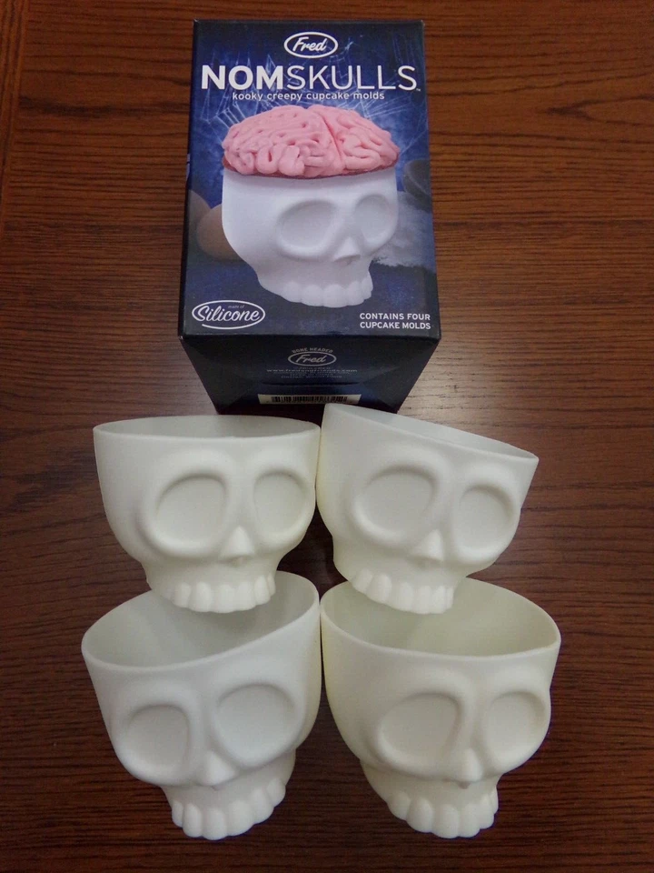 Fred NomSkulls Kooky Calavera Espeluznante Cupcake Moldes Silicona Tazas para Hornear ~ Juego de 4 Foto 3 de 4