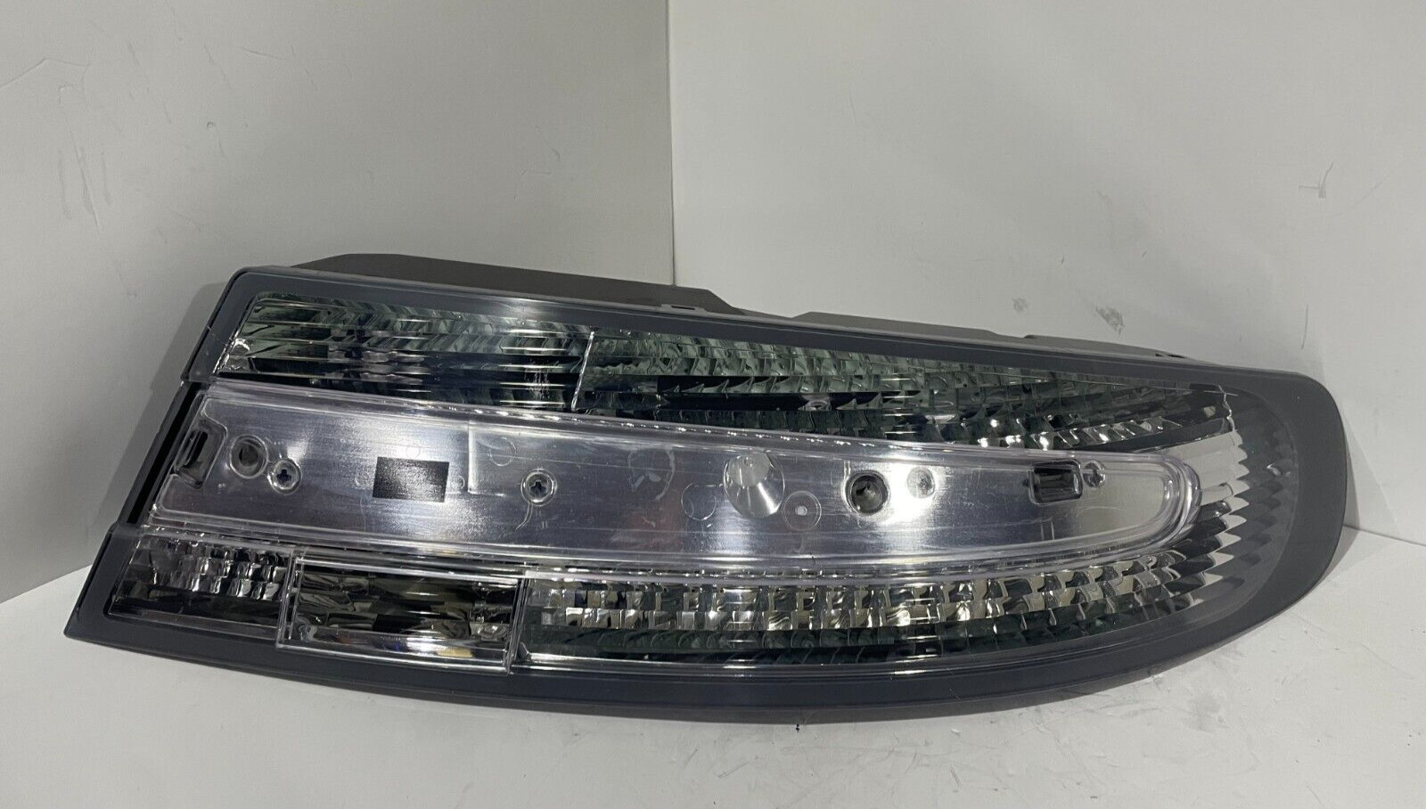 2005-2016 ASTON MARTIN DB9 RIGHT PASSENGER SIDE TAIL LIGHT GRAY 8D3313404-AJ OEM