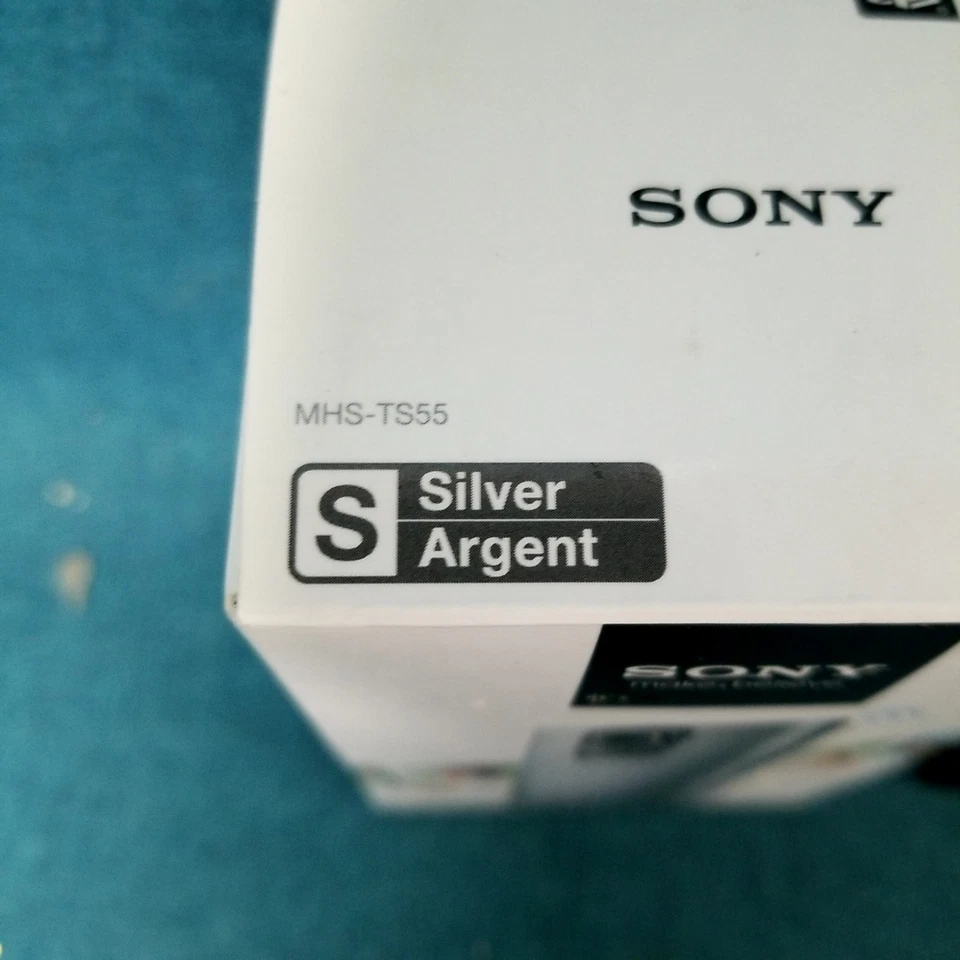 OPEN BOX Sony Bloggie Live MHS-TS55 Mobile HD 8GB Wi-Fi Snap Camera - SILVER - Image 3 of 4