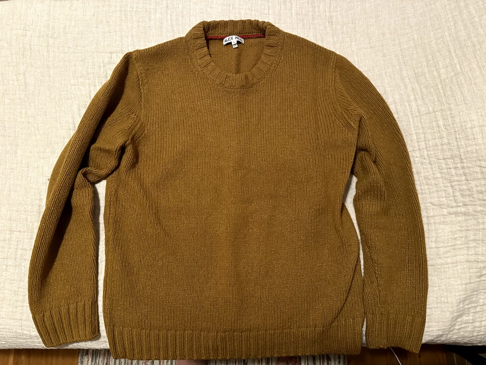 Suéter de costura inversa ALEX MILL en suéter de lana de cordero en caqui dorado Foto 2 de 3