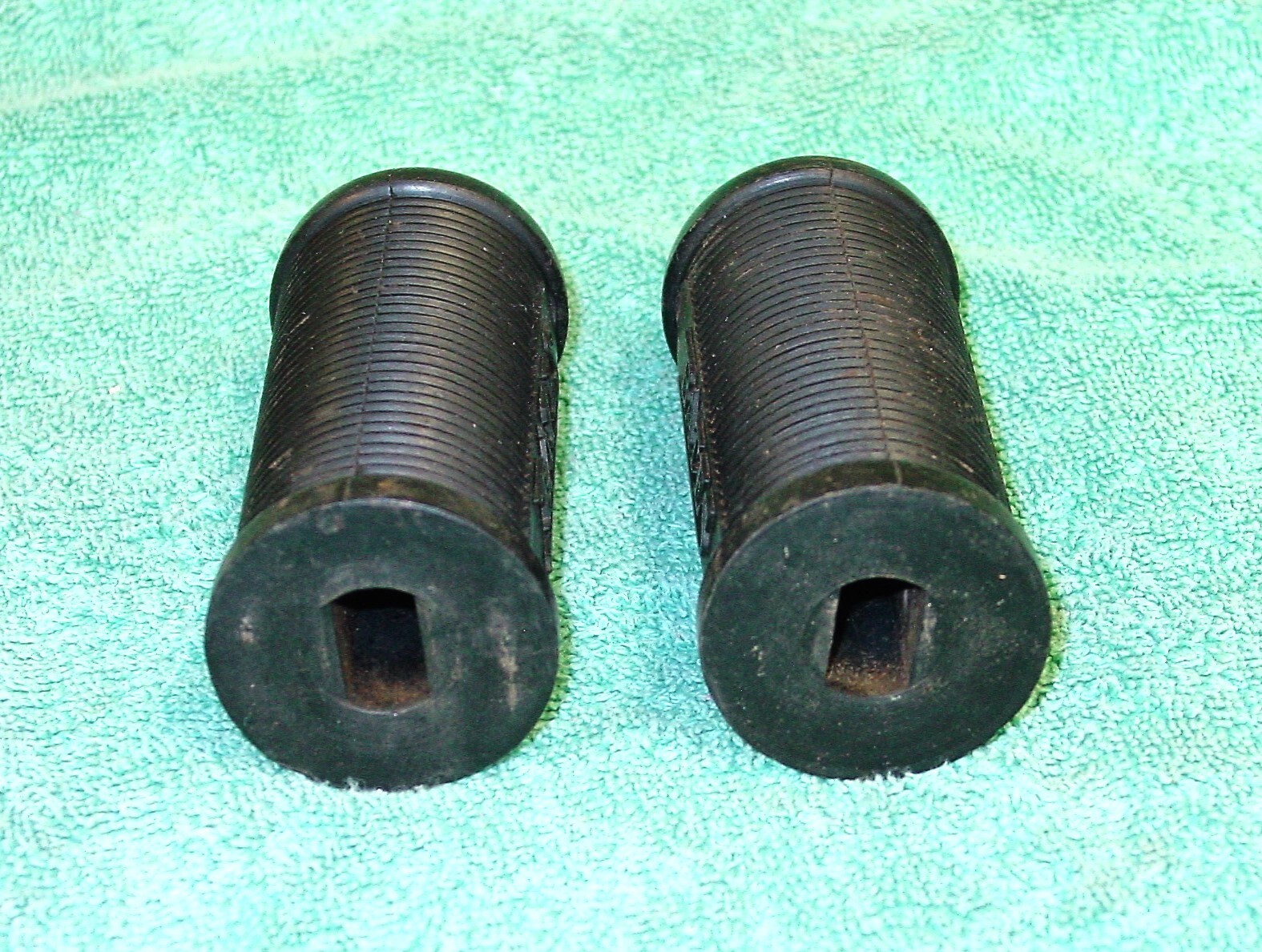 HARLEY TRIUMPH NOS BATES FLAT TRACK DIRT TRACK AHRMA NOS FOOT PEG RUBBERS