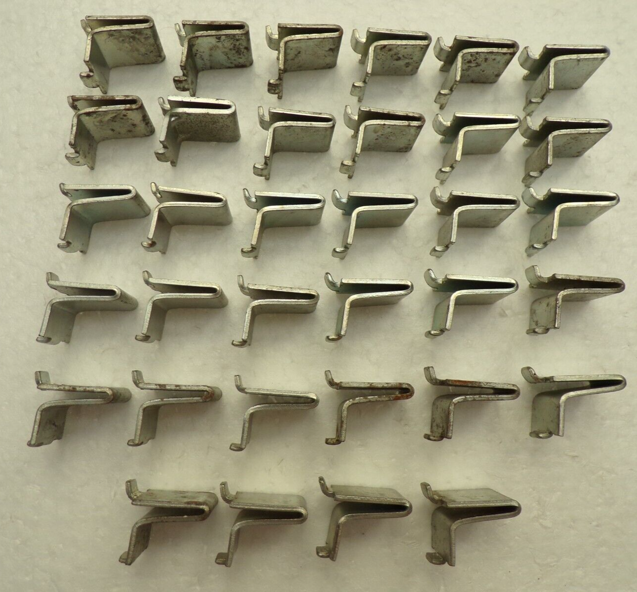 34 Knape Vogt #256 Pilaster Shelf Clips for Adjustable Wall Support Lock Strip