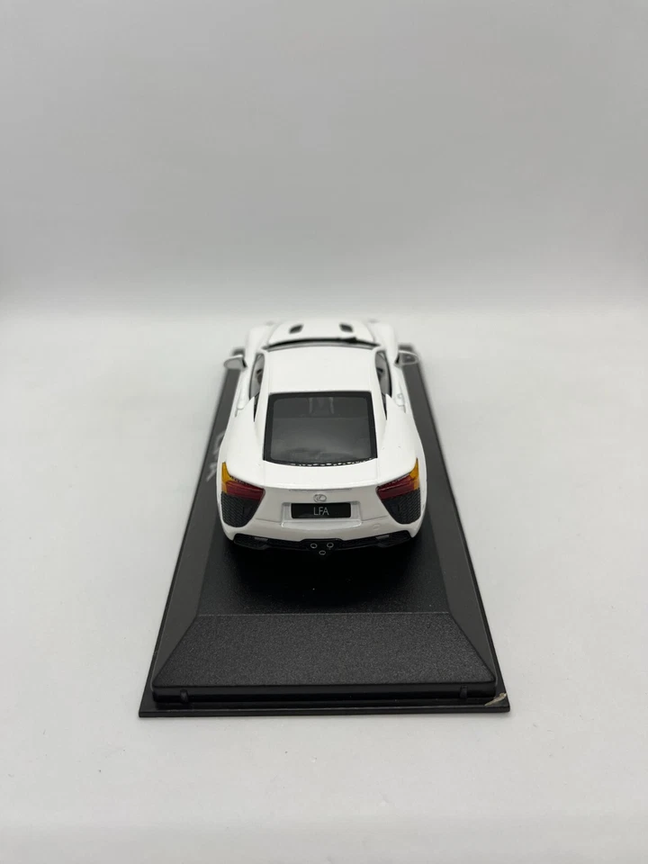 MINICHAMPS Lexus LFA white LFA079 1:43 1/43 - Image 2 of 4