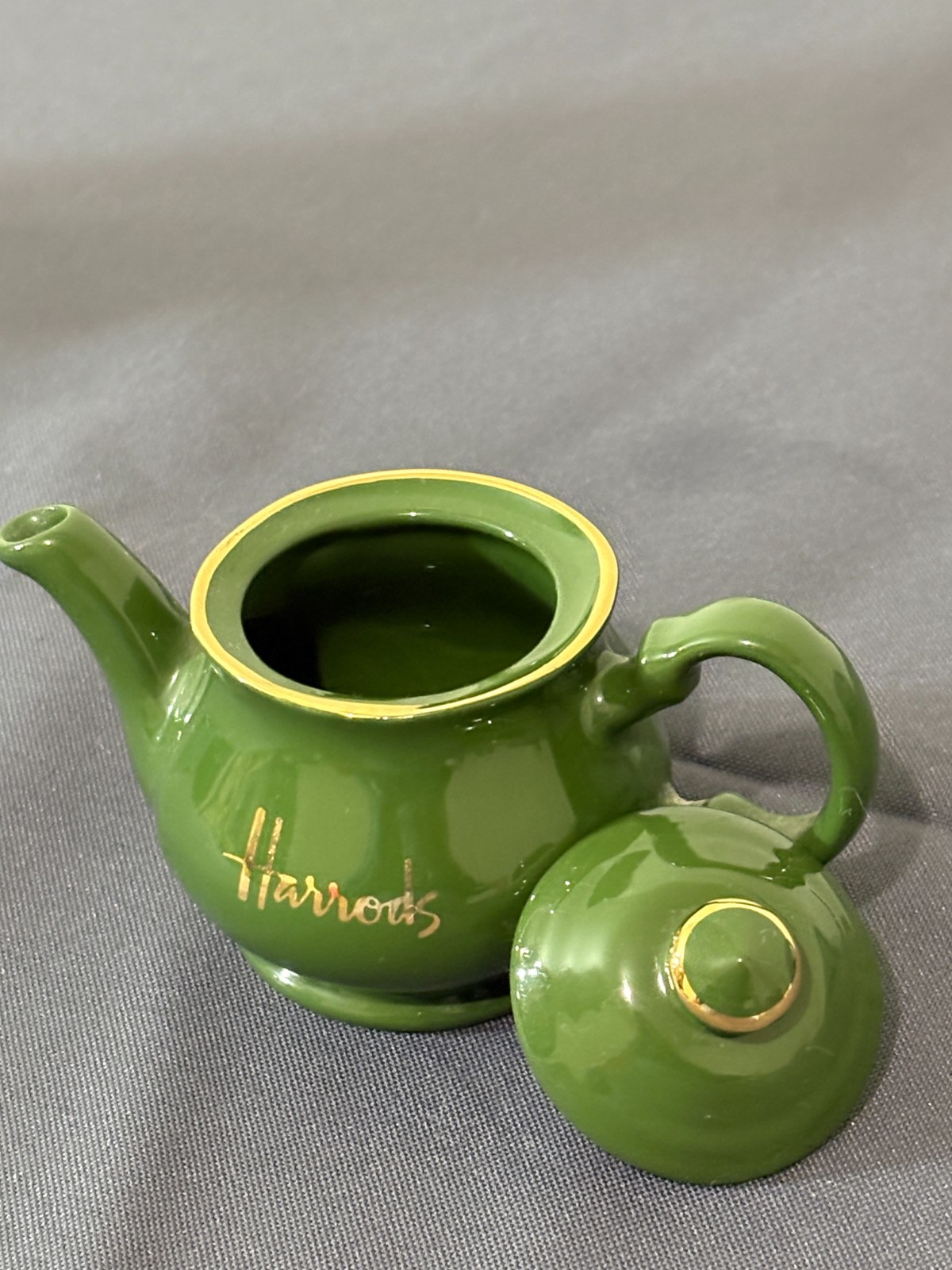 Pot By James Sadler & Sons Ltd &ndash; Green Gold Script