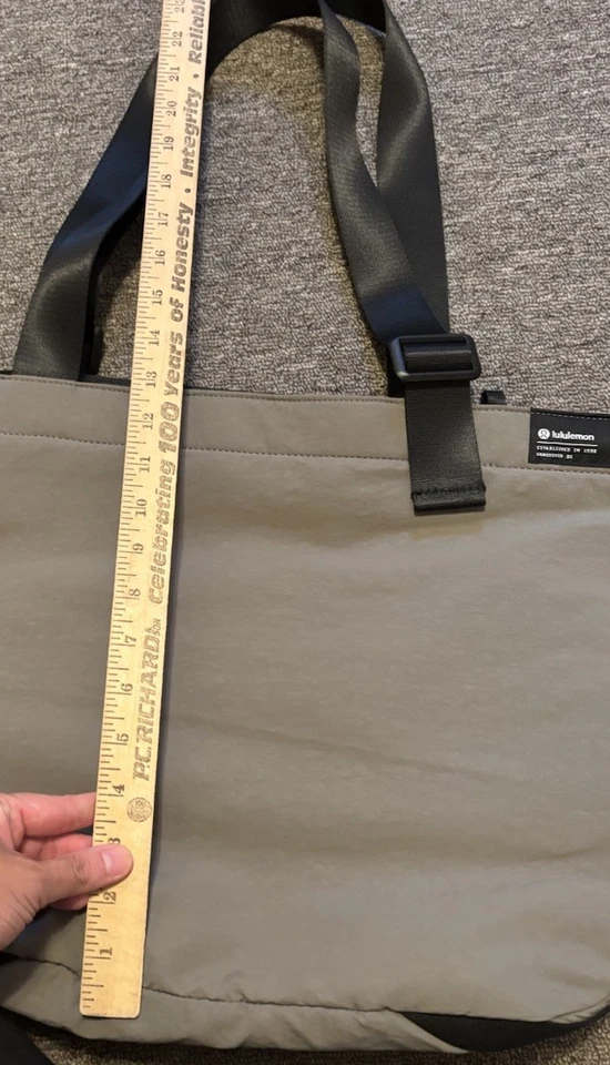 Lululemon Pale Sage Green Clean Lines手提包 — 第 4/4 张图片