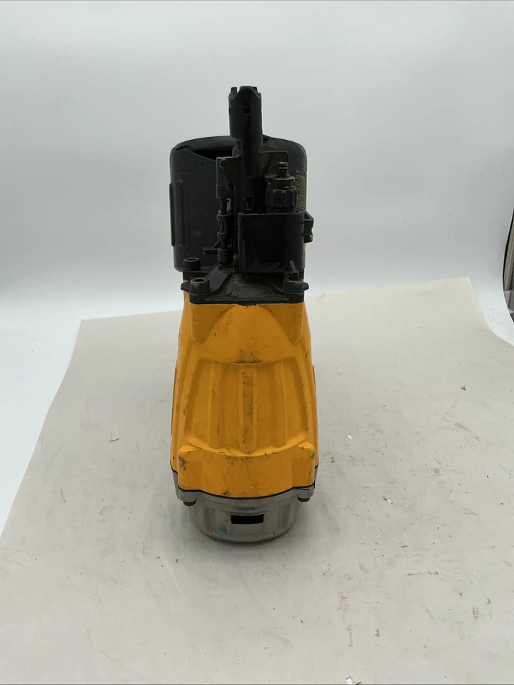 Clavadora neumática para marcos de bobinas Dewalt DWF83C de 15° Foto 3 de 4