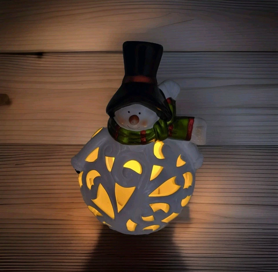 Luminaria muñeco de nieve de cerámica navideña con vela sin llama con temporizador 7,5" Foto 2 de 2