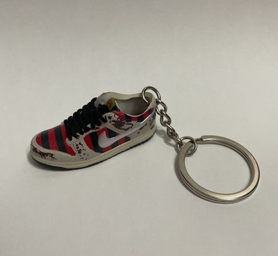 NIKE SB DUNK LOW FREDDY KRUEGER SNEAKER SCHLÜSSELANHÄNGER